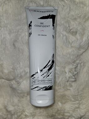 The Beachwaver Co. Be Confident Co-Wash in White with Black Accents